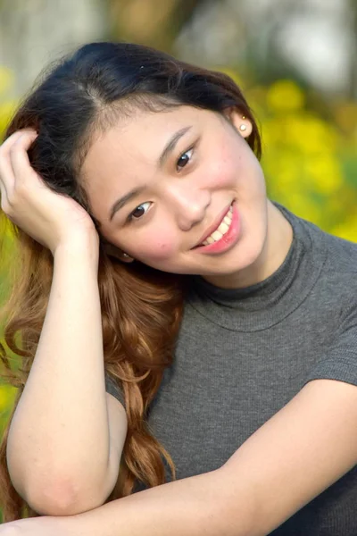 Genç Asyalı kadın merak