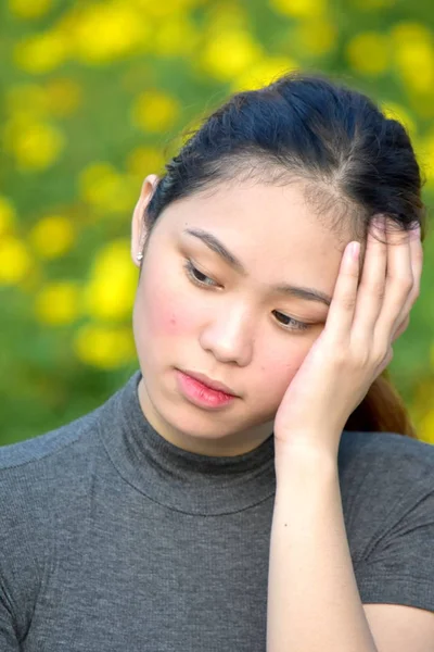 Yetişkin bir kadın yalnız