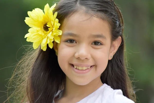 Lächeln Diverse Mädchen Mit Einer Blume — Stockfoto