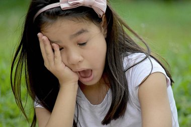 Esneme bir kız çocuğu