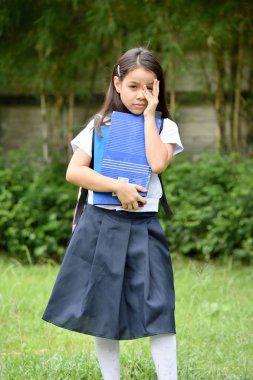 Çocuk kız öğrenci ve utangaçlık