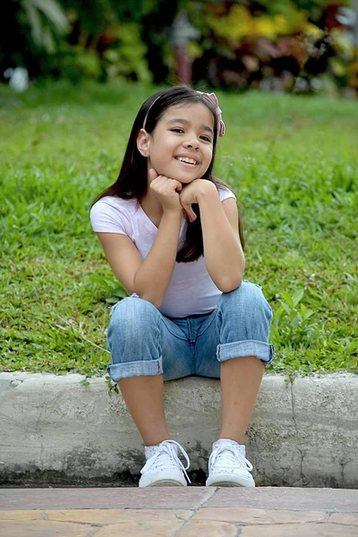 Bela Filipina Menina Sorrindo — Fotografia de Stock