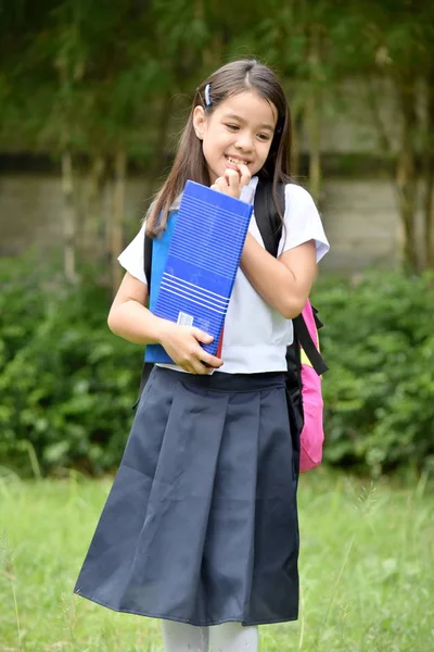 Utangaç kız dizüstü bilgisayarlar ile