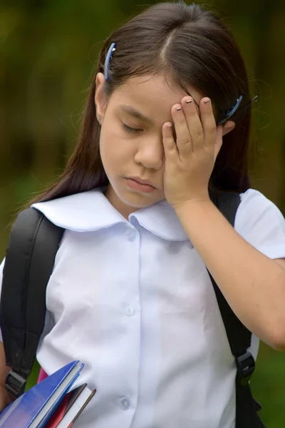 かわいいアジアの女の子学生と本と悲しみ — ストック写真