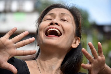 Çeşitli kadın kıdemli gülüyor