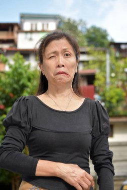 Emekli Filipina kadın kıdemli göz kırpıyor