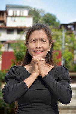 Büyük Asya kadın kıdemli dua