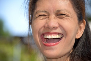 Asyalı kadın kıdemli gülüyor