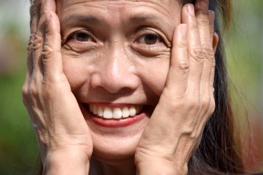 Azınlık kadın kıdemli ve mutluluk