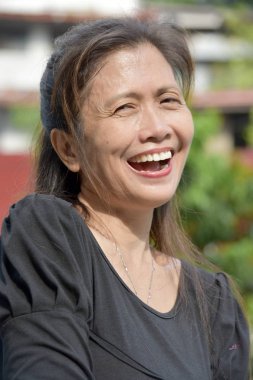 Çeşitli kadın kıdemli gülüyor