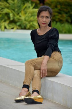 Filipina kadın kıdemli oturma