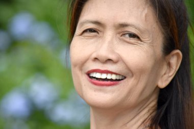 Çeşitli gülümseyen kadın kıdemli