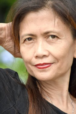 Ciddi bir Asya kişi