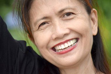 Gülümseyen büyük çeşitli kadın kıdemli