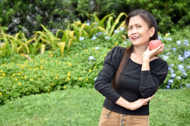 Elma ile mutlu emekli farklı kişi