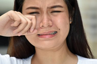 Gözü yaşlı bir kadın kadın