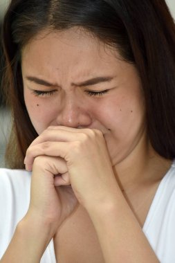 Genç Asyalı kadın ağlıyor