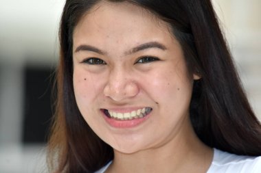 Gülümseyen genç çeşitli kadın