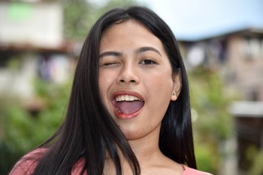 Genç Asyalı kadın göz kırpıyor