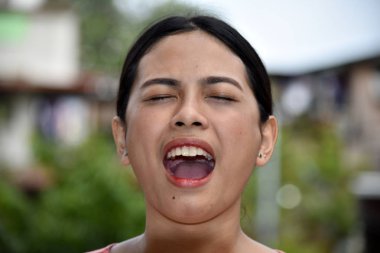 Bir Filipina erkek bağırarak