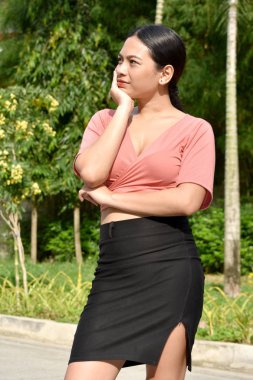 Merak bir Asyalı kadın