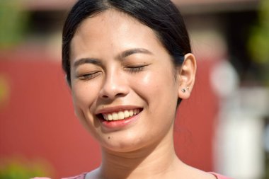 Gözleri kapalı olan dişi