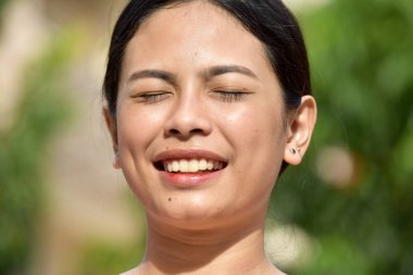 Genç çeşitli kadın gözleri kapalı