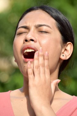 Çekici azınlık erkek diş ağrısı ile