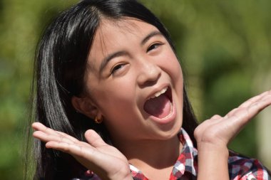 Sürpriz bir Filipina kız