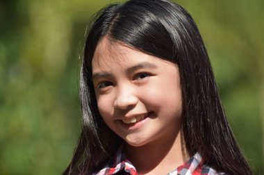 Gülümseyen genç farklı erkek