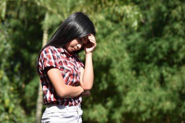 Petite Asyalı kadın ve endişe