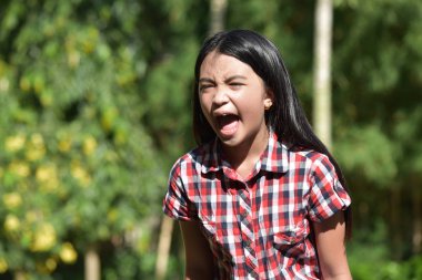 Bir azınlık kadın bağırarak