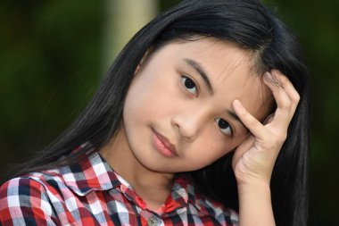 Düşünceli bir genç çocuk