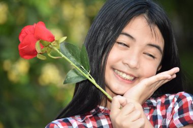 Çocuk ve mutluluk ile çiçek