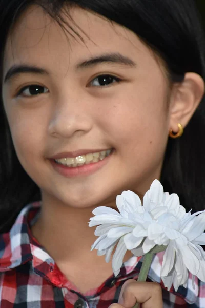 Unga Filipina Kvinnliga Leende Med Blommor — Stockfoto