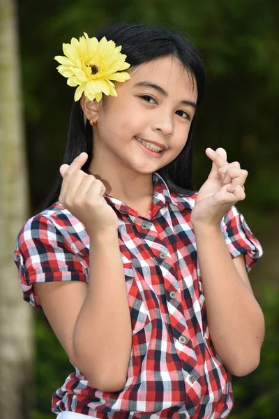 Mulher Asiática Feliz Com Flor — Fotografia de Stock