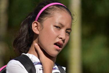 Boğaz ağrısı ile kız öğrenci