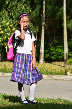 Okul üniforması giyen farklı kız öğrenci kötü sağlık