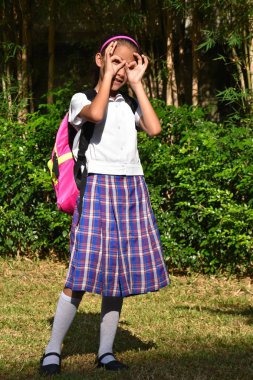 Okul üniforması giyen arama kız öğrenci