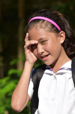 Genç Asyalı kız öğrenci dizüstü bilgisayarlarla düşünme