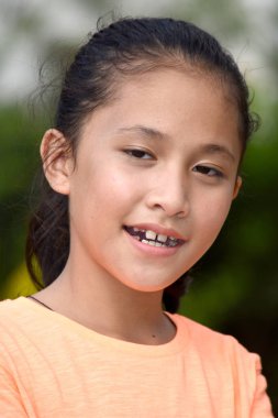 Gülümseyen bir farklı genç