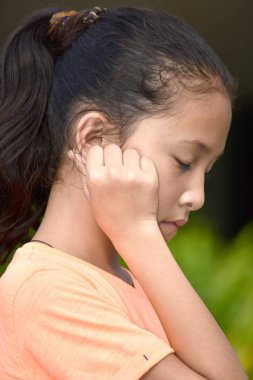 Üzgün genç Filipina kız