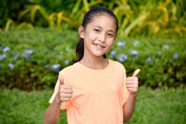 Genç başparmak yukarıya ile