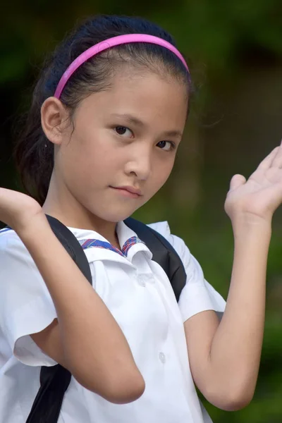 Kitaplar Ile Kararsız Filipina Kız Öğrenci — Stok fotoğraf