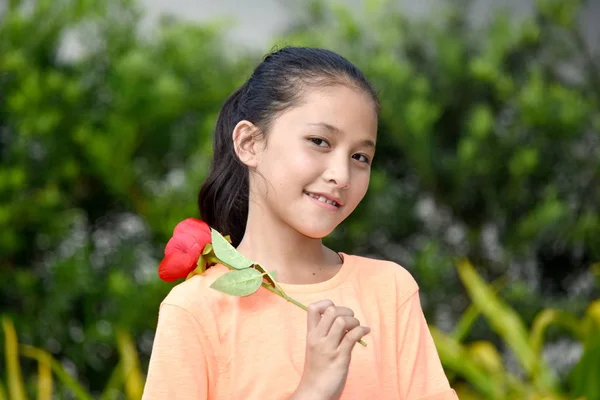 Ευτυχισμένος Γυναικεία Νεανική Ένα Τριαντάφυλλο — Φωτογραφία Αρχείου