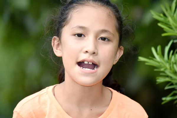 Ungdomlig Filipina Flicka Talar — Stockfoto