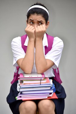 Şirin Kolombiya kız öğrenci ve okul üniforması ders kitapları ile korku