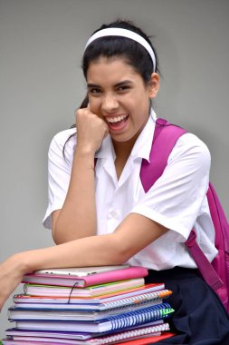 Kız öğrenci ve okul üniforması giyen kahkaha