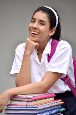 Gülümseyen şirin Kolombiya kız öğrenci dizüstü bilgisayarlar ile