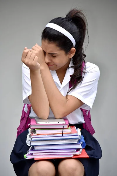 可爱的哥伦比亚女孩学生和抑郁症与教科书 — 图库照片